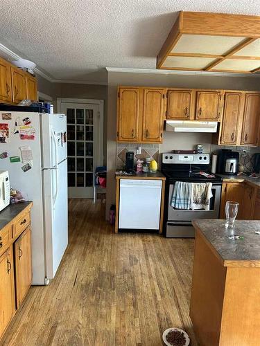 63 Selkirk Boulevard, Red Deer, AB - Indoor Photo Showing Kitchen