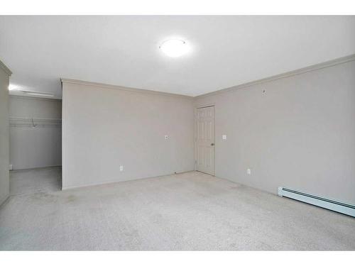 404-5601 Kerry Wood Drive, Red Deer, AB - Indoor Photo Showing Other Room