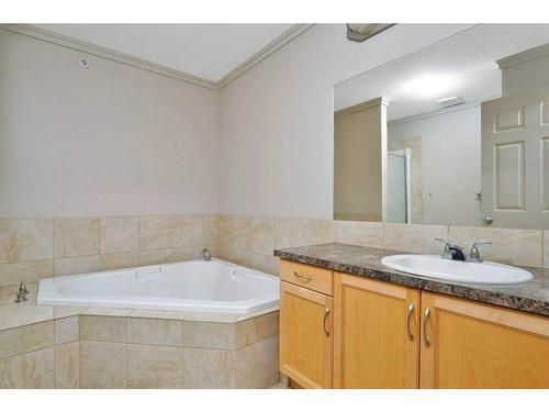 404-5601 Kerry Wood Drive, Red Deer, AB - Indoor Photo Showing Bathroom