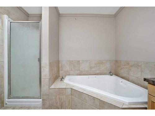 404-5601 Kerry Wood Drive, Red Deer, AB - Indoor Photo Showing Bathroom