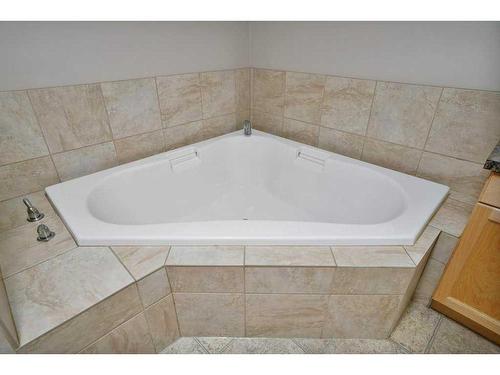 404-5601 Kerry Wood Drive, Red Deer, AB - Indoor Photo Showing Bathroom