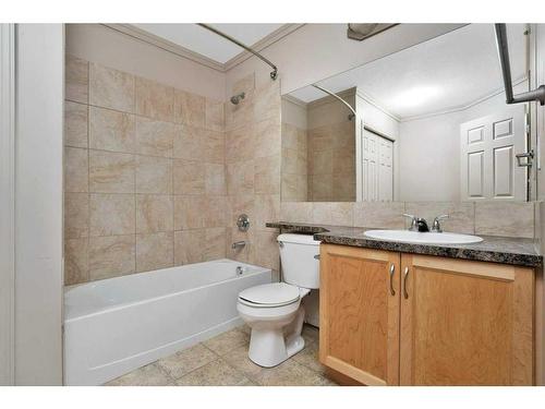 404-5601 Kerry Wood Drive, Red Deer, AB - Indoor Photo Showing Bathroom