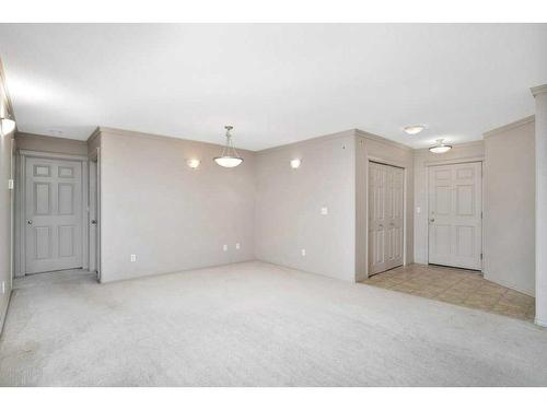 404-5601 Kerry Wood Drive, Red Deer, AB - Indoor Photo Showing Other Room