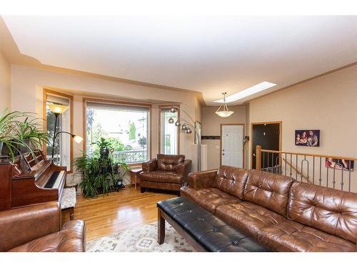 144 Ammeter Close, Red Deer, AB - Indoor Photo Showing Living Room