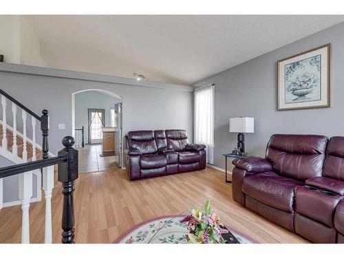 50 Jewell Street, Red Deer, AB - Indoor Photo Showing Living Room