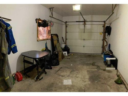 28 Wildrose Drive, Sylvan Lake, AB - Indoor Photo Showing Garage