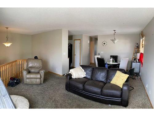 28 Wildrose Drive, Sylvan Lake, AB - Indoor Photo Showing Living Room