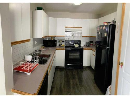 28 Wildrose Drive, Sylvan Lake, AB - Indoor Photo Showing Kitchen With Double Sink