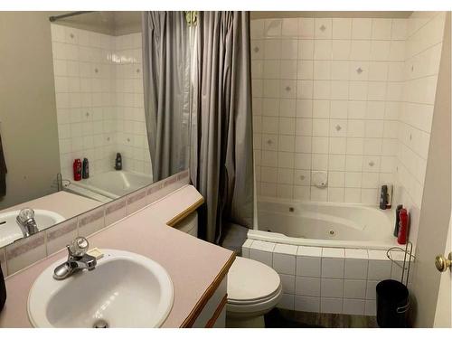 28 Wildrose Drive, Sylvan Lake, AB - Indoor Photo Showing Bathroom