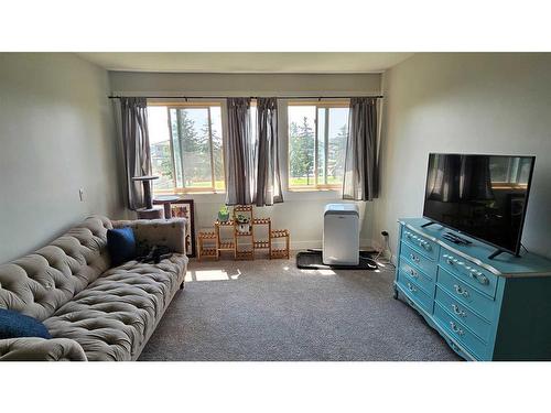 4905 Johnson Avenue, Lacombe, AB - Indoor Photo Showing Living Room