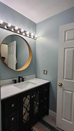 4905 Johnson Avenue, Lacombe, AB - Indoor Photo Showing Bathroom