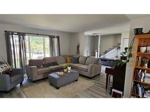 4905 Johnson Avenue, Lacombe, AB - Indoor Photo Showing Living Room