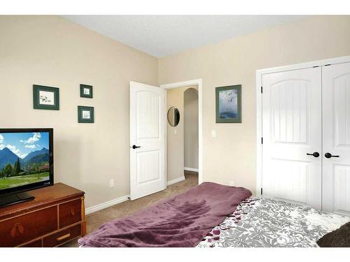 42 Coachill Street, Blackfalds, AB - Indoor Photo Showing Bedroom