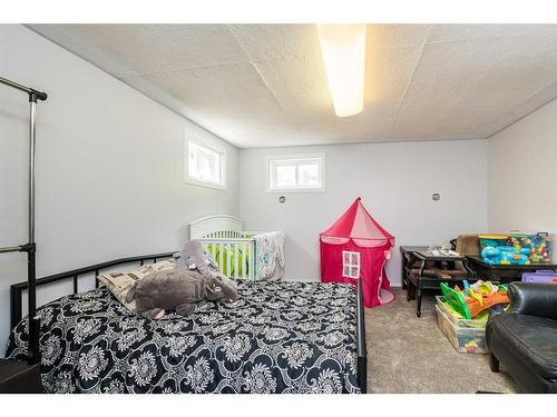 18-39026 Range Road 275, Rural Red Deer County, AB - Indoor Photo Showing Bedroom