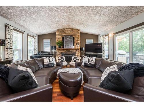 18-39026 Range Road 275, Rural Red Deer County, AB - Indoor Photo Showing Living Room