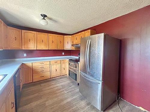 5009 57 Street, Stettler, AB - Indoor Photo Showing Kitchen