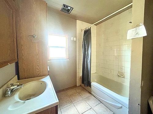 5009 57 Street, Stettler, AB - Indoor Photo Showing Bathroom