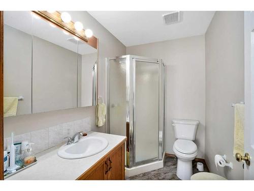 38 Langley Close, Lacombe, AB - Indoor Photo Showing Bathroom