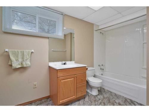 38 Langley Close, Lacombe, AB - Indoor Photo Showing Bathroom