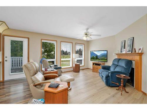 38 Langley Close, Lacombe, AB - Indoor Photo Showing Living Room