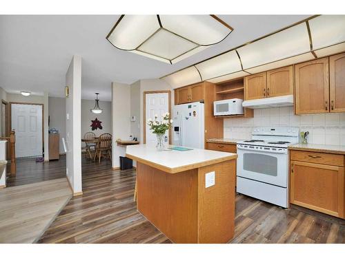 38 Langley Close, Lacombe, AB - Indoor Photo Showing Kitchen