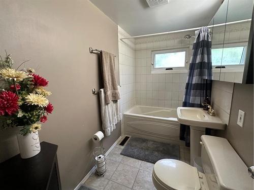 36254 Range Road 275, Rural Red Deer County, AB - Indoor Photo Showing Bathroom