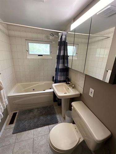 36254 Range Road 275, Rural Red Deer County, AB - Indoor Photo Showing Bathroom