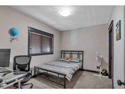 4 Fieldstone Way, Sylvan Lake, AB - Indoor Photo Showing Bedroom