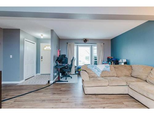 49 Ellenwood Drive, Red Deer, AB - Indoor Photo Showing Living Room