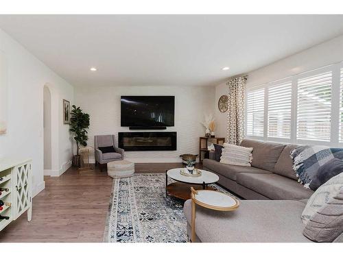 32 Best Crescent, Red Deer, AB - Indoor Photo Showing Living Room