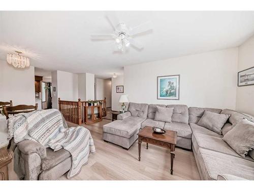 6418 55 Avenue, Ponoka, AB - Indoor Photo Showing Living Room