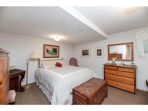 5432 58A Street Crescent, Lacombe, AB - Indoor Photo Showing Bedroom