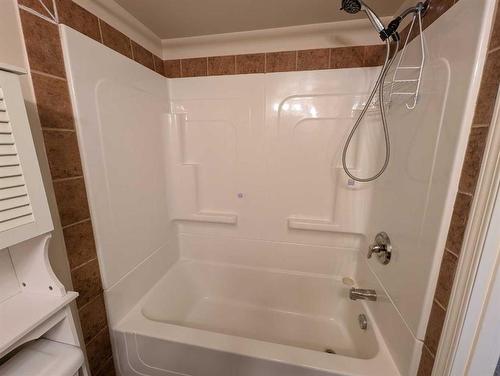 #2-19 Nyberg Avenue, Red Deer, AB - Indoor Photo Showing Bathroom