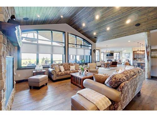 32244 Hwy 2A, Rural Mountain View County, AB - Indoor Photo Showing Living Room