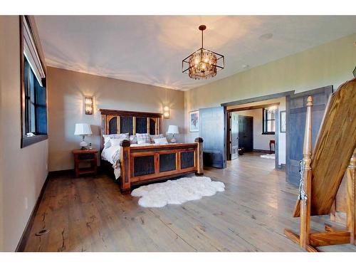 32244 Hwy 2A, Rural Mountain View County, AB - Indoor Photo Showing Bedroom