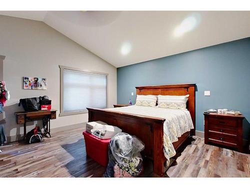 32244 Hwy 2A, Rural Mountain View County, AB - Indoor Photo Showing Bedroom