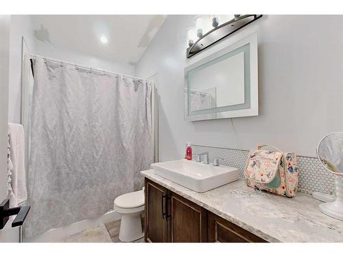 32244 Hwy 2A, Rural Mountain View County, AB - Indoor Photo Showing Bathroom