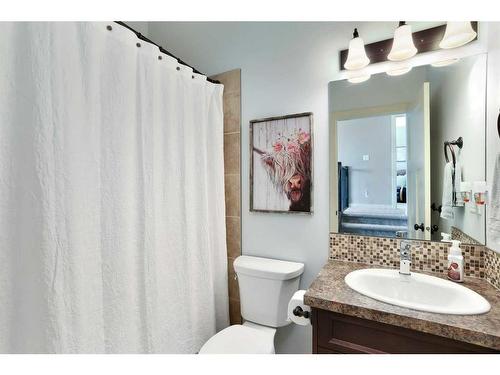 11 Henderson Close, Penhold, AB - Indoor Photo Showing Bathroom