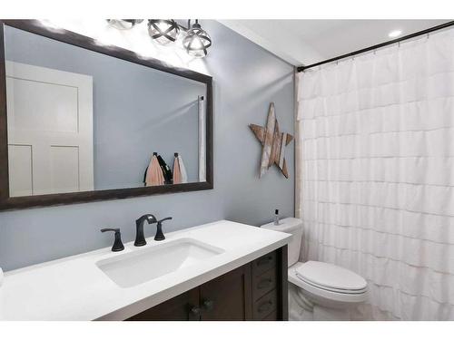 11 Henderson Close, Penhold, AB - Indoor Photo Showing Bathroom