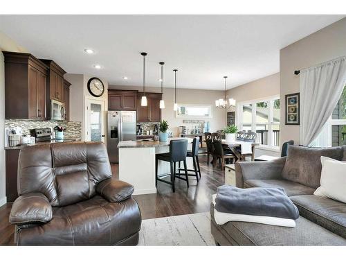 11 Henderson Close, Penhold, AB - Indoor Photo Showing Living Room