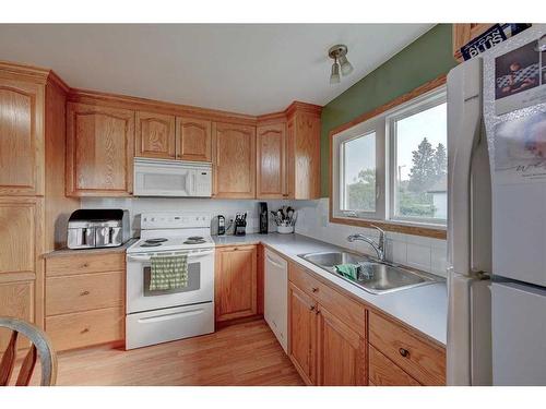 533 2Nd Avenue, Elnora, AB - Indoor Photo Showing Kitchen With Double Sink