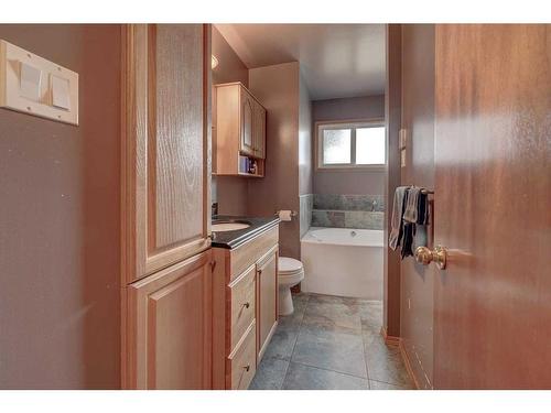 533 2Nd Avenue, Elnora, AB - Indoor Photo Showing Bathroom