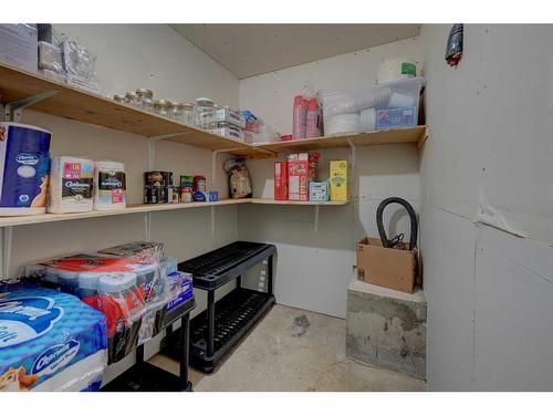 533 2Nd Avenue, Elnora, AB - Indoor With Storage