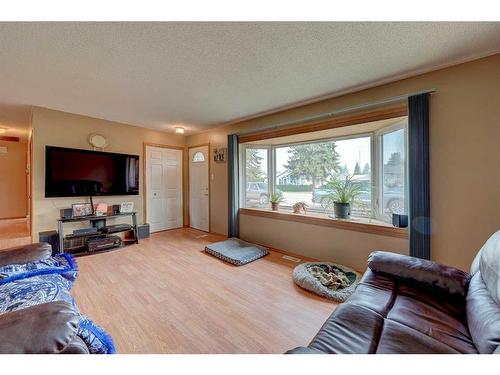 533 2Nd Avenue, Elnora, AB - Indoor Photo Showing Living Room