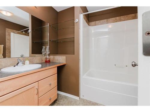 41 Inglewood Drive, Red Deer, AB - Indoor Photo Showing Bathroom