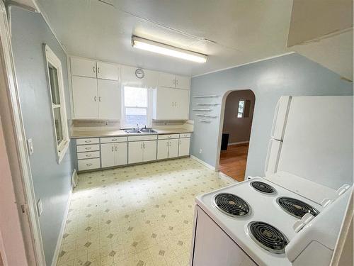 4705 47 Street, Camrose, AB - Indoor Photo Showing Kitchen With Double Sink