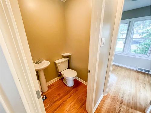 4705 47 Street, Camrose, AB - Indoor Photo Showing Bathroom