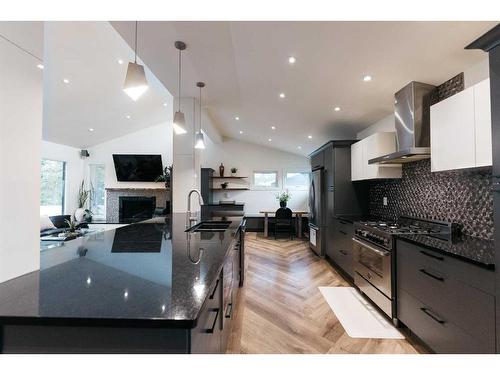 195 Piper Drive, Red Deer, AB - Indoor Photo Showing Kitchen With Upgraded Kitchen