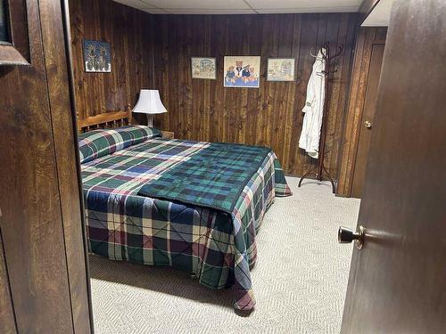 25566 Highway 42, Rural Red Deer County, AB - Indoor Photo Showing Bedroom