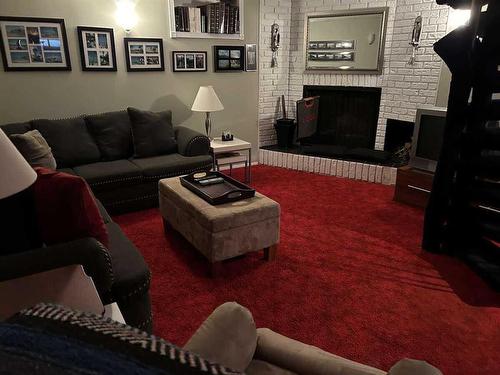 25566 Highway 42, Rural Red Deer County, AB - Indoor Photo Showing Living Room